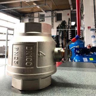 Aj takého drobca možno u nás vidieť. Váha 7kg.😂 #guľovy #ventil #kosice